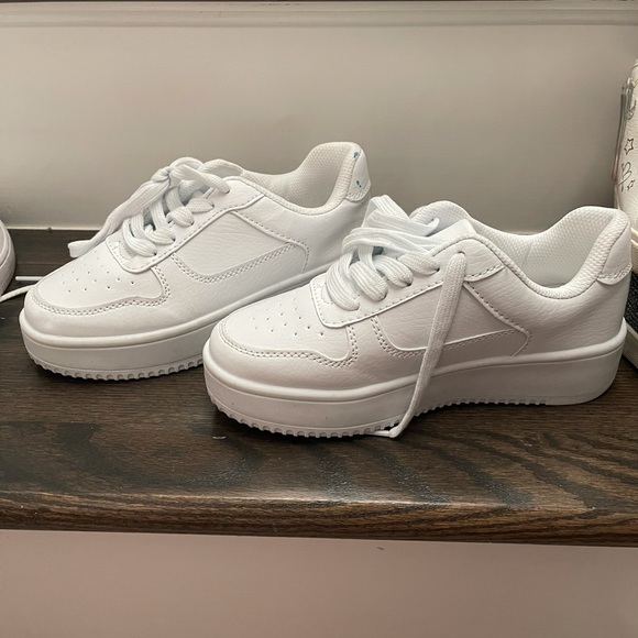 Brand new kids shoes - Picture 3 of 3